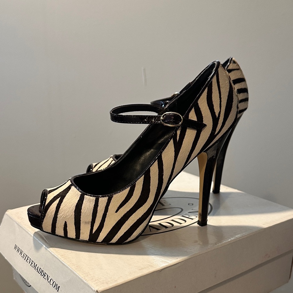 Steve Madden Black and Cream Striped Heels - Picture 3 of 4